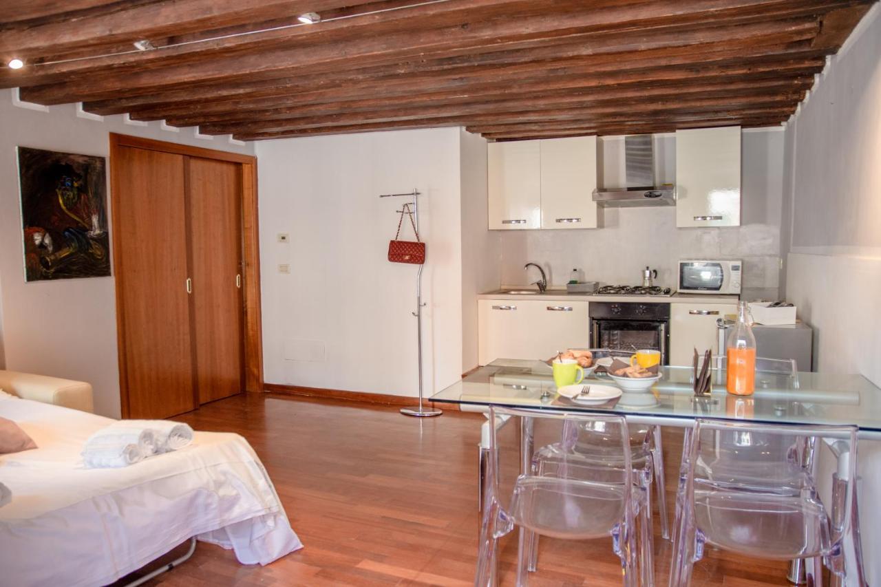 Appartamenti Superior In Via Garibaldi By Bricola Apartments Veneza Exterior foto
